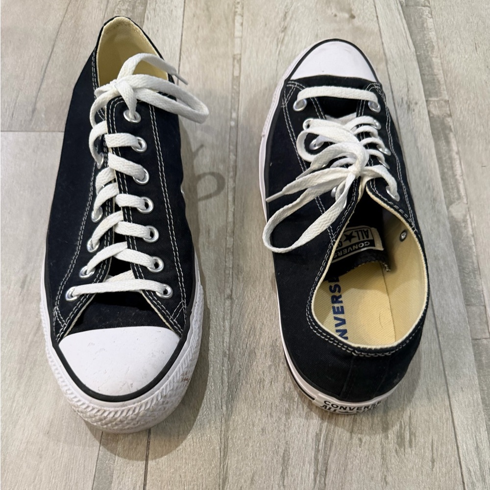 Converse Low Top Sneakers in Black and White Mens size 11